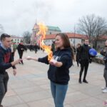 Studentka KUL, demonstrująca eksperyment chemiczny z wykorzystaniem płonącej piany