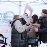 Pokaz wizażu na stoisku Akademii Nauk Społecznych i Medycznych w Lublinie