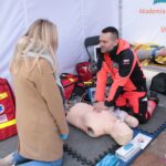 Instruktaż udzielania pierwszej pomocy na Stoisku Akademii Nauk Społecznych i Medycznych
