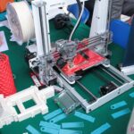 Prezentacja technologii drukowania 3D na stoisku Katolickiego Uniwersytetu Lubelskiego