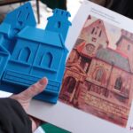 Prezentacja adaptacji dotykowej i przestrzennej obrazu Władysława Skoczylasa pt. Portal Katedry na Wawelu, pochodząca z zasobów Centrum Aktywizacji Osób z Niepełnosprawnością Katolickiego Uniwersytetu Lubelskiego (KUL CAN)