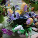 Stroik z pisankami i zajączkiem na stoisku Lubelskiego Stowarzyszenia Osób Chorych na Padaczkę i Ich Przyjaciół „Drgawka”