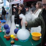 Eksperymenty chemiczne na stoisku wystawienniczym Katolickiego Uniwersytetu Lubelskiego
