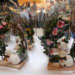 Stroiki świąteczne z barankiem na stoisku Dziennego Domu Opieki Caritas Lublin – Seniorzy Dąbrowica