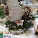 Stroik z barankiem wielkanocnym na stoisku Dziennego Ośrodka dla Osób Bezdomnych Caritas Archidiecezji Lubelskiej