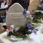 Stroik z barankiem wielkanocnym i napisem "Alleluja!" na stoisku Dziennego Ośrodka dla Osób Bezdomnych Caritas Archidiecezji Lubelskiej