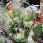 Stroik świąteczny na stoisku Stowarzyszenia Na Rzecz Dzieci i Młodzieży Niepełnosprawnej w Lublinie