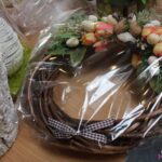 Wianek wiklinowy na stoisku Stowarzyszenia Na Rzecz Dzieci i Młodzieży Niepełnosprawnej w Lublinie