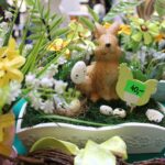 Stroik z zajączkiem na stoisku WTZ przy Stowarzyszeniu „Źródło”, ul. Radzyńska 3