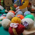 Pisanki zdobione techniką szydełkową na stoisku WTZ przy Stowarzyszeniu „Źródło”, ul. Gospodarcza 32