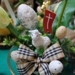 Stroik z barankiem wielkanocnym na stoisku WTZ przy Stowarzyszeniu „Źródło”, ul. Gospodarcza 32