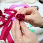 Wykonywanie różyczki z krepiny w trakcie warsztatów florystycznych