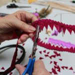 Wycinanie krepiny podczas warsztatów florystycznych