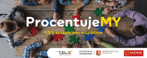 Plakat promujący akcję "ProcentujeMY. 1,5% zostawiam w Lublinie". Ręce 8 osób układających puzzle na drewnianym stole. W stopce logotypy: Lublin Miasto Inspiracji, Skende Shopping, Informacja o Patronacie Honorowym Prezydenta Miasta Lublin Krzysztofa Żuka