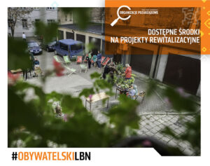 Ludzie stojący przy leżakach rozstawionych przed Garażami w przestrzeni miejskiej, w prawym górnym rogu napisy "Twoje miasto, Ty decydujesz - Organizacje Pozarządowe" oraz "Dostępne środki na projekty rewitalizacyjne"; Źródło: Urząd Miasta Lublin