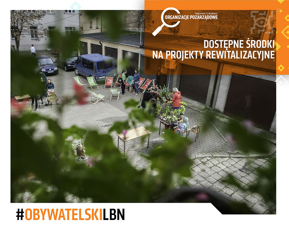 Ludzie stojący przy leżakach rozstawionych przed Garażami w przestrzeni miejskiej, w prawym górnym rogu napisy "Twoje miasto, Ty decydujesz - Organizacje Pozarządowe" oraz "Dostępne środki na projekty rewitalizacyjne"; Źródło: Urząd Miasta Lublin