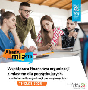 Plakat zapraszający organizacje pozarządowe na szkolenie pn. "Współpraca finansowa organizacji z miastem dla początkujących", które odbędzie się w dniach 11-12 marca 2023 roku. Na grafice widoczna czwórka młodych ludzi zgromadzonych przy stole przed laptopem. Na grafice logotypy Europejskiej Stolicy Młodzieży, Lublina- Miasta Inspiracji oraz logotypu programu Akademia Miasto