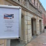 Baner informujący o spotkaniu ustawiony przed wejściem do sali kinowej na Dziedzińcu Zamku Lubelskiego