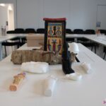 Wydruki 3D do eksponatów z wystawy “Magia Starożytnego Egiptu”, mi.n. realistyczna mumia kota (bez kota w środku), figurki Uszebti, maski, skrzynka na urny kanopskie