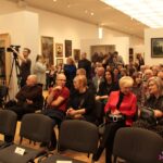 Goście zgromadzeni w Galerii Malarstwa Muzeum Narodowego w Lublinie, zaproszeni na wernisaż wystawy „Magia Starożytnego Egiptu”