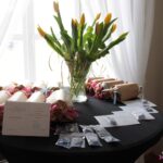 Stolik z przygotowanymi odznaczeniami dla Ambasadorów i Członków Koła nr 3