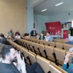 Uczestnicy konferencji wzajemnie witający się gestami w Polskim Języku Migowym