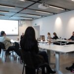 Siedzący przy stole Uczestnicy "Debaty o dostępności"