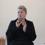 Pani Marta Stępniak, tłumacz PJM