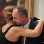 Pani Katarzyna Mieczkowska, Dyrektor Muzeum Narodowego w Lublinie i Pani Maciej Drewniak, kurator wystawy „Magia Starożytnego Egiptu” w serdecznych objęciach, podczas podziękowań w trakcie wernisażu wystawy