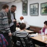 Pan Grzegorz Popiołek wśród Członków Koła nr 3 PSD, weryfikuje kompatybilność telefonów z aplikacją FreeStyle LibreLink.