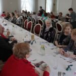 Siedzący przy stole Członkowie Koła nr 3 PSD w Lublinie