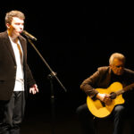 Na scenie od lewej: wokalista Szymon Wożniak przy mikrofonie i Pan Dariusz Tokarzewski, akompaniujący na gitarze; fot. Mariusz Mazur