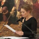 Pani Katarzyna Mieczkowska, Dyrektor Muzeum Narodowego w Lublinie w trakcie odczytu listu okolicznościowego od Ministra Kultury i Dziedzictwa Narodowego, podczas wernisażu wystawy „Magia Starożytnego Egiptu”, za Jej plecami widoczny niewielki fragment obrazu Jana Matejki „Unia Lubelska”