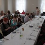 Siedzący przy stole Członkowie Koła nr 3 PSD w Lublinie