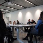 Siedzące przy stole osoby obu płci