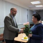 Od lewej: Pan Grzegorz Popiołek, Przedstawiciel firmy Abbott oraz Pani Elżbieta Sagan, Prezes Polskiego Stowarzyszenia Diabetyków Oddział Wojewódzki w Lublinie; moment wręczenia kwiatów z podziękowaniami za przeprowadzone spotkanie