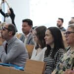 Organizatorzy i goście konferencji, siedzący na widowni