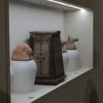 Podświetlona gablota ścienna z egipskimi artefaktami