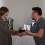 Pani Zofia Brzozowska odbierająca odznakę "Ambasador PSD" w imieniu Pani Alicji Jankiewicz