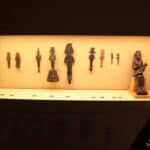 Podświetlona gablota ścienna z umieszczonymi 10 figurkami