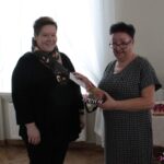 Pani Wiktoria Kwiecień odbierająca odznakę "Ambasador PSD"