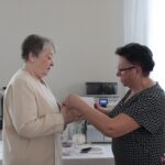 Pani Anna Urban odbierająca odznakę „Złote Serce”