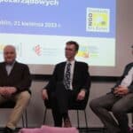 Panel dyskusyjny, siedzą od lewej: Pan Wojciech Dec (FLOP), Pan Paweł Potakowski (Migam S.A.), Pan Jacek Bobruś (SOzNiIP "Zbyszko")