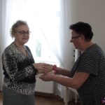 Pani Wanda Zawada odbierająca odznakę „Złote Serce”