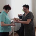 Pani Janina Wiechnik odbierająca odznakę „Złote Serce”