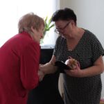 Pani Teodora Persona odbierająca odznakę „Złote Serce”