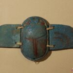 Turkusowa figurka skarabeusza uskrzydlonego (datowana na III Okres Przejściowy-Okres Późny ok. 1069-332 r. p.n.e.), wykonana z fajansu egipskiego, eksponat pochodzi z Muzeum Narodowego w Warszawie