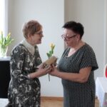 Pani Grażyna Porębska odbierająca odznakę „Złote Serce”