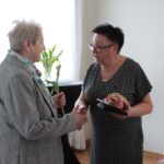 Pani Joanna Stępniak odbierająca odznakę „Złote Serce”
