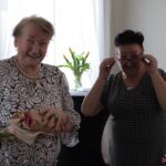 Pani Maria Łotuszka odbierająca odznakę „Złote Serce”